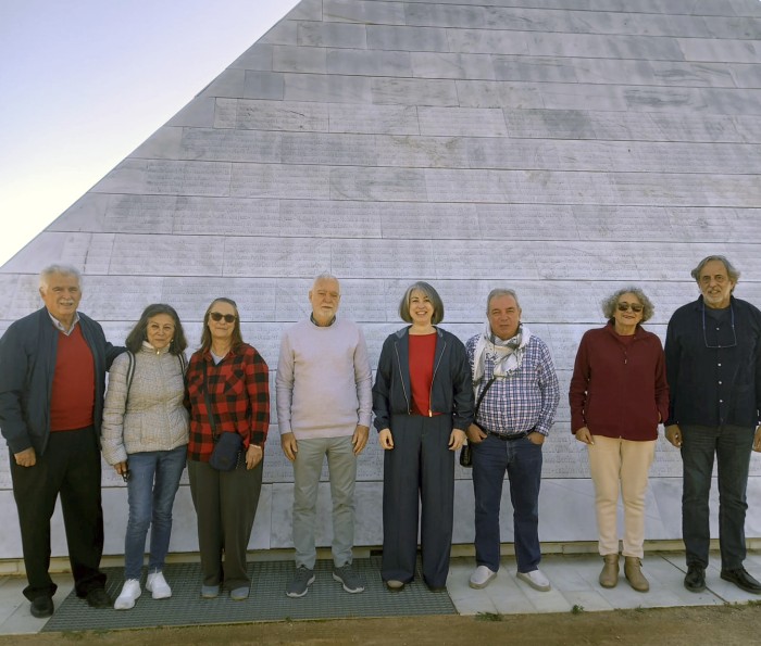 equipo-ante-la-piramide.jpg