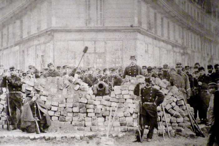 commune-de-paris-barricade-boulevard-voltaire.jpg